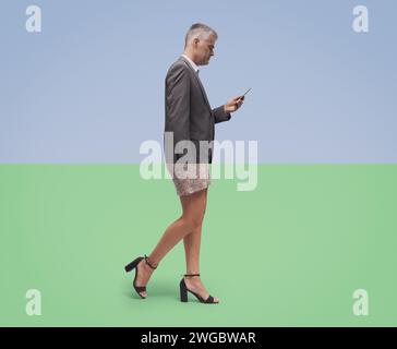 Porträt des Geschäftsmannes, das mit weiblichen Beinen abgeschnitten und abgestimmt wurde, verwendet er ein Smartphone, eine kreative Collage Stockfoto