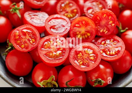 Nahaufnahme des Tellers halbierter Kirschtomaten Stockfoto