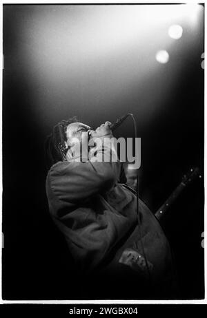 BENJI WEBBE, DUB WAR, 1995: Benji Webbe von der walisischen Metal-Reggae-Band Dub war spielte am 10. März 1995 einen sehr frühen Auftritt am Cardiff University Terminal in Cardiff, Wales. Foto: Rob Watkins. INFO: Dub war, eine britische Alternative Metal-Band, die 1993 gegründet wurde, kombinierte Reggae, Punk und Metal. Alben wie „Pain“ zeigten ihren energiegeladenen und politisch aufgeladenen Sound. Obwohl sie nur kurzlebig war, hinterließ Dub war die Fusion der Genres einen Stempel in den 90er Jahren Alternative- und Metal-Szenen. Stockfoto