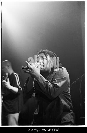 BENJI WEBBE, DUB WAR, 1995: Benji Webbe von der walisischen Metal-Reggae-Band Dub war spielte am 10. März 1995 einen sehr frühen Auftritt am Cardiff University Terminal in Cardiff, Wales. Foto: Rob Watkins. INFO: Dub war, eine britische Alternative Metal-Band, die 1993 gegründet wurde, kombinierte Reggae, Punk und Metal. Alben wie „Pain“ zeigten ihren energiegeladenen und politisch aufgeladenen Sound. Obwohl sie nur kurzlebig war, hinterließ Dub war die Fusion der Genres einen Stempel in den 90er Jahren Alternative- und Metal-Szenen. Stockfoto