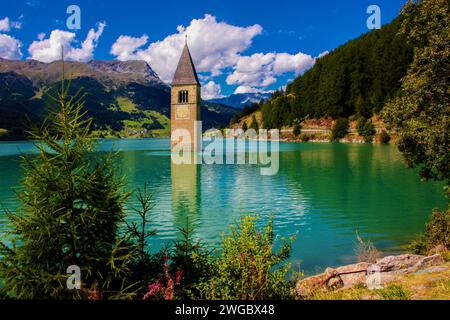 Der Glockenturm ist teilweise im Reschensee, Bozen, Südtirol, Italien, untergetaucht Stockfoto