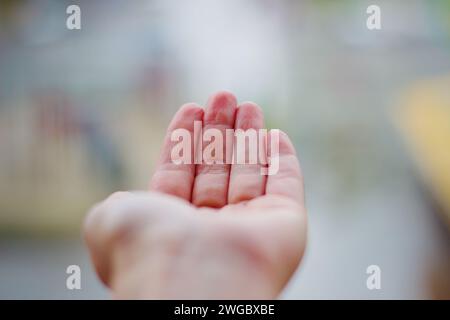 Persönliche Nahaufnahme der gestreckten Hand einer Person Stockfoto