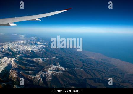 Flugzeugflügel fliegen über den Kaukasus Stockfoto