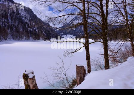 Obersee im Winter gefroren und schneebedeckt, Glarus, Nationalpark Berchtesgaden, Bayern, Schweiz Stockfoto