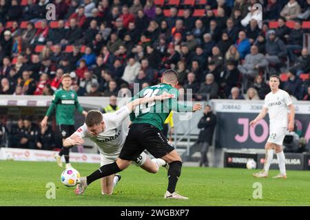 Freiburg, Deutschland. Februar 2024. v. li. im Zweikampf Matthias Ginter (SC Freiburg, #28), Deniz Undav (VfB Stuttgart #26) SC Freiburg vs. VfB Stuttgart, Fussball, Herren, 1. Bundesliga, 20. Spieltag, Saison 23/24, GER, 03.02.2024, DFL/DFB-VORSCHRIFTEN VERBIETEN JEDE VERWENDUNG VON FOTOGRAFIEN ALS BILDSEQUENZEN UND/ODER QUASI-VIDEO, Foto: Eibner-Pressefoto/Wolfgang Frank Credit: dpa/Alamy Live News Stockfoto