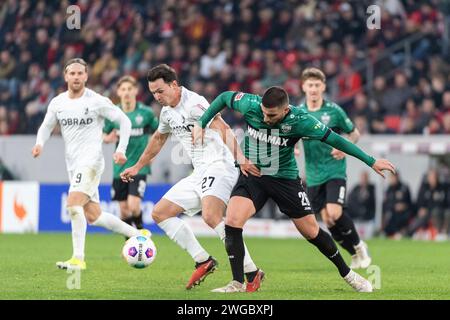 Freiburg, Deutschland. Februar 2024. v. li. im Zweikampf Nicolas Hoefler (SC Freiburg, #27), Deniz Undav (VfB Stuttgart #26) SC Freiburg vs. VfB Stuttgart, Fussball, Herren, 1. Bundesliga, 20. Spieltag, Saison 23/24, GER, 03.02.2024, DFL/DFB-VORSCHRIFTEN VERBIETEN JEDE VERWENDUNG VON FOTOGRAFIEN ALS BILDSEQUENZEN UND/ODER QUASI-VIDEO, Foto: Eibner-Pressefoto/Wolfgang Frank Credit: dpa/Alamy Live News Stockfoto