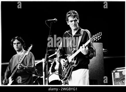 SUPER FURRY ANIMALS, FRÜHERER AUFTRITT, 1995: Ein junger Huw Bunford (Gitarre) und Guto Pryce (Bass) von der walisischen Band Super Furry Animals spielen am 11. August 1995 auf dem Cardiff Big Weekend Festival auf dem Museum Rwns in Cardiff, Wales, Großbritannien. Foto: Rob Watkins. INFO: Super Furry Animals, eine walisische Psychedelic-Rock-Band, die 1993 gegründet wurde, brachte einen eklektischen Sound, der Rock, Pop und elektronische Elemente vereint. Alben wie „Radiator“ und „Fuzzy Logic“ zeigten ihren erfinderischen und genretrotzenden Ansatz und festigten ihren Status als Pioniere in der alternativen Musikszene. Stockfoto