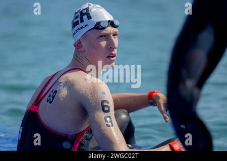 Doha, Katar. Februar 2024. Schwimmen: Weltmeisterschaften, offenes Wasser - 10 km, Männer: Florian Wellbrock aus Deutschland sitzt enttäuscht vom Wasser nach dem Wettkampf. Titelverteidiger Wellbrock verpasste bei den Schwimmweltmeisterschaften in Katar eindeutig eine Medaille im offenen Wasser. Der 26-Jährige schwamm im zehn-Kilometer-Rennen am Sonntag lange an der Front des Feldes, belegte aber am Ende nur den 29. Platz Quelle: Jo Kleindl/JoKleindl/dpa/Alamy Live News Stockfoto