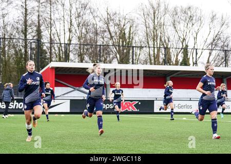 Wijdewormer, Niederlande. Februar 2024. Wijdewormer - Justine Brandau aus Feyenoord V1, Tess van Bentem aus Feyenoord V1, Sanne Koopman aus Feyenoord V1 während des Spiels zwischen AZ V1 und Feyenoord V1 im AFAS Trainingskomplex am 4. Februar 2024 in Wijdewormer, Niederlande. Credit: Box to Box Pictures/Alamy Live News Stockfoto