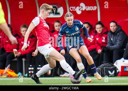 Wijdewormer, Niederlande. Februar 2024. Wijdewormer - Floor Spaan von AZ Alkmaar V1, Justine Brandau von Feyenoord V1 während des Spiels zwischen AZ V1 und Feyenoord V1 im AFAS Trainingskomplex am 4. Februar 2024 in Wijdewormer, Niederlande. Credit: Box to Box Pictures/Alamy Live News Stockfoto