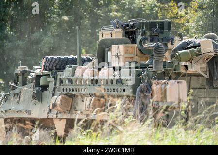 Schwer beladenes US Stryker 8-rädriges Kampffahrzeug in Bewegung Stockfoto