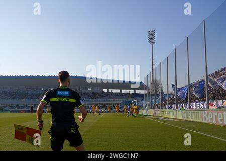 Brescia, Italien. Februar 2024. Schiedsrichterassistent bei Brescia Calcio vs AS Cittadella, Serie B, im Rigamonti Stadium. Quelle: Alessio Morgese/Alessio Morgese/Emage/Alamy Live News Stockfoto