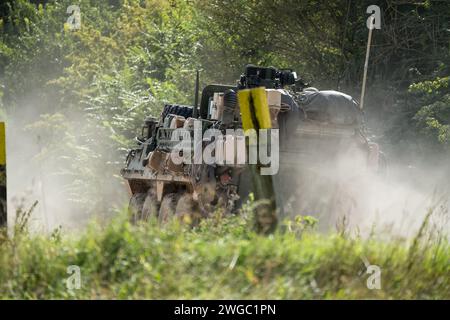 Schwer beladenes US Stryker 8-rädriges Kampffahrzeug in Bewegung Stockfoto