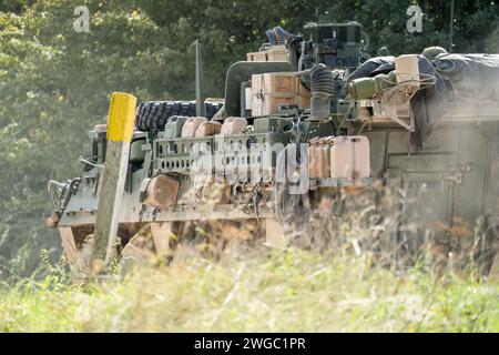 Schwer beladenes US Stryker 8-rädriges Kampffahrzeug in Bewegung Stockfoto