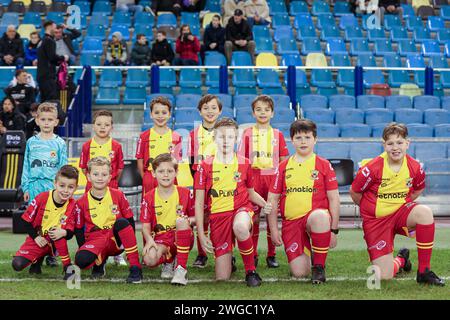 Arnheim, Niederlande. Februar 2024. ARNHEM, NIEDERLANDE - 4. FEBRUAR: Jugend der Go Ahead Eagles während des niederländischen Eredivisie-Spiels zwischen Vitesse und Go Ahead Eagles in Gelredome am 4. Februar 2024 in Arnheim, Niederlande. (Foto von Henny Meijerink/BSR Agency) Credit: BSR Agency/Alamy Live News Stockfoto