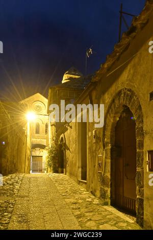Eine enge Straße bei Nacht in einem mittelalterlichen Dorf in der Region Kampanien. Stockfoto