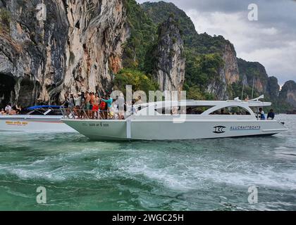 Phuket, Thailand - 10. Januar 2024: Berühmter Strand der Maya Bay auf der Insel Ko Phi Phi Leh Stockfoto