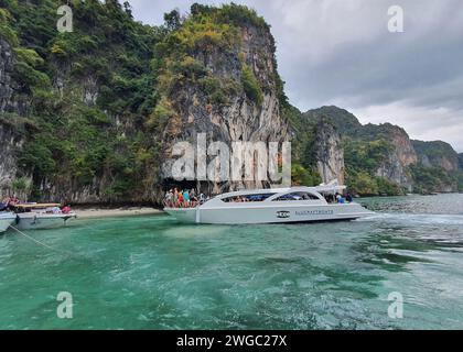Phuket, Thailand - 10. Januar 2024: Berühmter Strand der Maya Bay auf der Insel Ko Phi Phi Leh Stockfoto