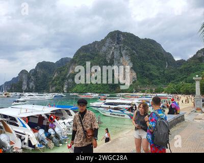 Phuket, Thailand - 10. Januar 2024: Berühmter Strand der Maya Bay auf der Insel Ko Phi Phi Leh Stockfoto