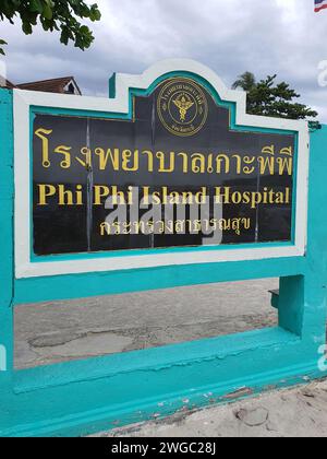 Phuket, Thailand - 24. Dezember 2023: Phi Phi Island Hospital Stockfoto