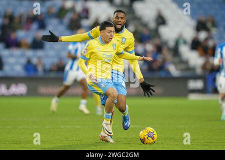 Huddersfield, Großbritannien. Februar 2024. Sheffield Wednesday Mittelfeldspieler Mohamed Diaby (44) und Sheffield Wednesday Ian Poveda während des Huddersfield Town AFC gegen Sheffield Wednesday FC SKY Bet EFL Championship Match im John Smith's Stadium, Huddersfield, England, Vereinigtes Königreich am 3. Februar 2024 Credit: Every Second Media/Alamy Live News Stockfoto