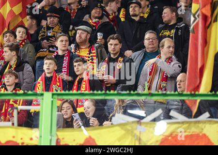 Arnheim, Niederlande. Februar 2024. ARNHEM, NIEDERLANDE - 4. FEBRUAR: Fans von Go Ahead Eagles während des niederländischen Eredivisie-Spiels zwischen Vitesse und Go Ahead Eagles in Gelredome am 4. Februar 2024 in Arnheim, Niederlande. (Foto von Henny Meijerink/BSR Agency) Credit: BSR Agency/Alamy Live News Stockfoto