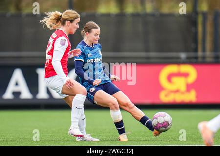 Wijdewormer, Niederlande. Februar 2024. Wijdewormer - Bo op de Weegh von AZ Alkmaar V1, Justine Brandau von Feyenoord V1 während des Spiels zwischen AZ V1 und Feyenoord V1 im AFAS Trainingskomplex am 4. Februar 2024 in Wijdewormer, Niederlande. Credit: Box to Box Pictures/Alamy Live News Stockfoto