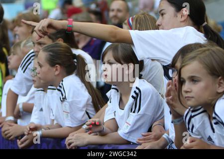 Mädchen Maskottchen England gegen Spanien, UEFA Women's Euro 2022, am 20. Juli 2022 im Brighton Community Stadium Stockfoto