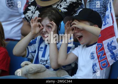 Das Mädchen in blauem Gehörschutz feiert am 20. Juli 2022 im Brighton Community Stadium das Tor von Ellen White England gegen Spanien, UEFA Womens Euro 2022 Stockfoto