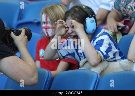 Das Mädchen in blauem Gehörschutz feiert am 20. Juli 2022 im Brighton Community Stadium das Tor von Ellen White England gegen Spanien, UEFA Womens Euro 2022 Stockfoto