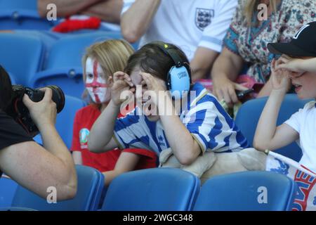 Das Mädchen in blauem Gehörschutz feiert am 20. Juli 2022 im Brighton Community Stadium das Tor von Ellen White England gegen Spanien, UEFA Womens Euro 2022 Stockfoto