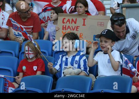 Mädchen in blauem Gehörschutz und Brighton & Hove Albion Trikot England gegen Spanien, UEFA Women's Euro 2022, am 20. Juli 2022 im Brighton Community Stadium Stockfoto