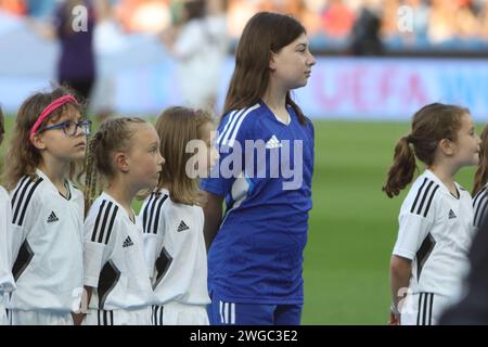 Mädchen Maskottchen England gegen Spanien, UEFA Women's Euro 2022, am 20. Juli 2022 im Brighton Community Stadium Stockfoto