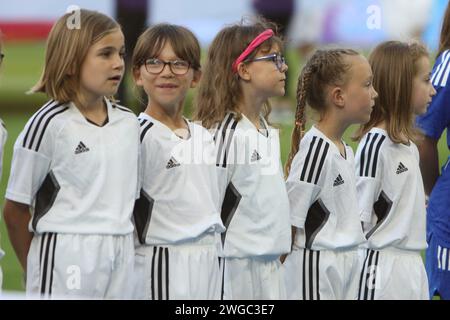 Mädchen Maskottchen England gegen Spanien, UEFA Women's Euro 2022, am 20. Juli 2022 im Brighton Community Stadium Stockfoto