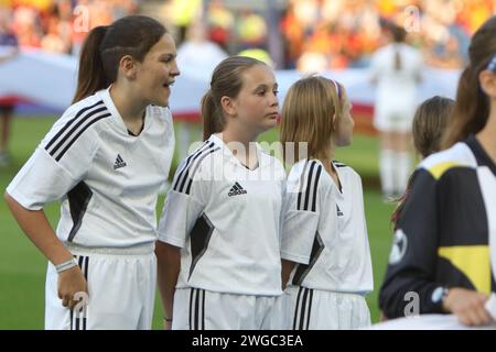 Mädchen Maskottchen England gegen Spanien, UEFA Women's Euro 2022, am 20. Juli 2022 im Brighton Community Stadium Stockfoto