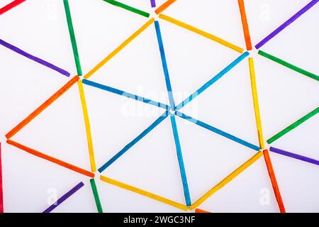 Geometrische Figuren Dreiecke mit bunten Sticks gebildet Stockfoto