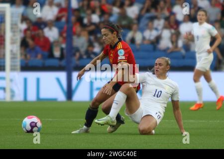 Aitana Bonmatí und Georgia Stanway England gegen Spanien, UEFA Women's Euro 2022, am 20. Juli 2022 im Brighton Community Stadium Stockfoto