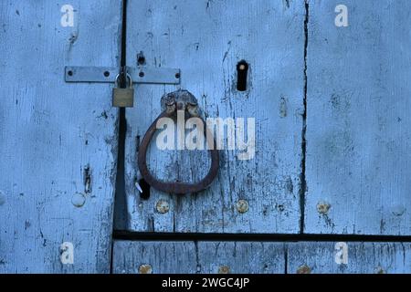 Eine alte blaue Tür mit einem rostigen Griff in der kleinen Stadt Rotondella in der Region Basilicata, Italien Stockfoto