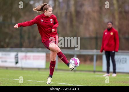 Heerenveen, Niederlande. Februar 2024. HEERENVEEN, NIEDERLANDE - 4. FEBRUAR: Sophie Cobussen vom FC Utrecht wärmt sich beim niederländischen Azerion Vrouwen Eredivisie Spiel zwischen SC Heerenveen und FC Utrecht am 4. Februar 2024 im Sportpark Skoatterwald auf. (Foto: Pieter van der Woude/Orange Pictures) Credit: Orange Pics BV/Alamy Live News Stockfoto