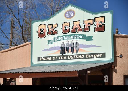 Tombstone, Arizona. USA 12/30/2023. OK Cafe in der Allen Street. Die Hauptstraße des Grabsteins. Boutiquen, Saloons, Restaurants und Kunstgalerien, Stockfoto