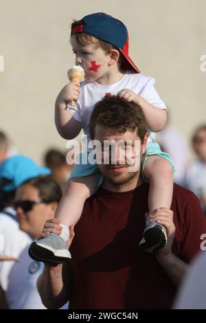 Boy on Mans Schulters isst Eis England gegen Spanien, UEFA Women's Euro 2022, am 20. Juli 2022 im Brighton Community Stadium Stockfoto