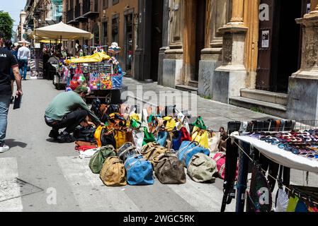 Palermo, Italien - 13. Mai 2023: Verkäufer an seinem Stand, der Taschen, Geldbörsen, Kleidung und Sonnenbrillen in einer Einkaufsstraße Via Maqueda in Palermo, Sizilien, I verkauft Stockfoto
