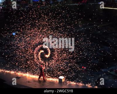 Peking, Chinas Provinz Zhejiang. Februar 2024. Ein Volkskünstler führt ein Feuerwerk aus geschmolzenem Eisen während einer Veranstaltung zum bevorstehenden chinesischen Neujahrsfest in der Stadt Yuyao, der ostchinesischen Provinz Zhejiang, am 3. Februar 2024 auf. Quelle: Wu Daqing/Xinhua/Alamy Live News Stockfoto