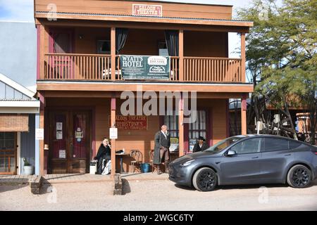 Tombstone, Arizona. USA 12/30/2023. Allen Street. Die Hauptstraße des Grabsteins. Boutiquen, Saloons, Restaurants, Kunstgalerien und Sammlerläden. Stockfoto