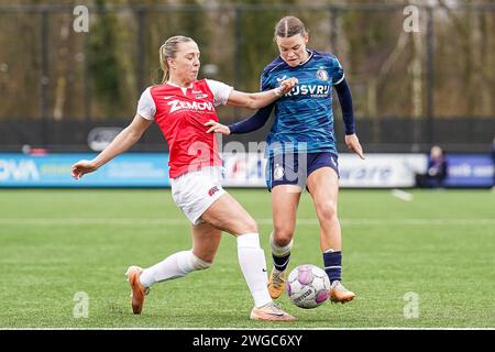 Wijdewormer, Niederlande. Februar 2024. Wijdewormer - Camie Mol von AZ Alkmaar V1, Justine Brandau von Feyenoord V1 während des Spiels zwischen AZ V1 und Feyenoord V1 im AFAS Trainingskomplex am 4. Februar 2024 in Wijdewormer, Niederlande. Credit: Box to Box Pictures/Alamy Live News Stockfoto