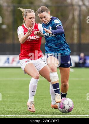 Wijdewormer, Niederlande. Februar 2024. Wijdewormer - Camie Mol von AZ Alkmaar V1, Justine Brandau von Feyenoord V1 während des Spiels zwischen AZ V1 und Feyenoord V1 im AFAS Trainingskomplex am 4. Februar 2024 in Wijdewormer, Niederlande. Credit: Box to Box Pictures/Alamy Live News Stockfoto