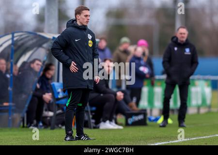 Heerenveen, Niederlande. Februar 2024. HEERENVEEN, NIEDERLANDE - 4. FEBRUAR: Der 4. Offizielle Jesper IJkema sieht beim niederländischen Azerion Vrouwen Eredivisie Spiel zwischen SC Heerenveen und FC Utrecht im Sportpark Skoatterwald am 4. Februar 2024 in Heerenveen, Niederlande, an. (Foto: Pieter van der Woude/Orange Pictures) Credit: Orange Pics BV/Alamy Live News Stockfoto