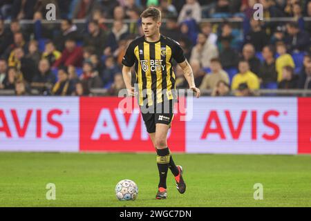 Arnheim, Niederlande. Februar 2024. ARNHEM, NIEDERLANDE - 4. FEBRUAR: Ramon Hendriks von Vitesse dribbelt während des niederländischen Eredivisie-Spiels zwischen Vitesse und Go Ahead Eagles am 4. Februar 2024 in Gelredome. (Foto von Henny Meijerink/BSR Agency) Credit: BSR Agency/Alamy Live News Stockfoto