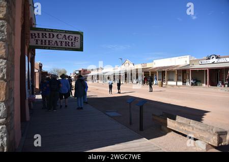 Tombstone, Arizona. USA 12/30/2023. Allen Street. Die Hauptstraße des Grabsteins. Boutiquen, Saloons, Restaurants, Kunstgalerien und Sammlerläden. Stockfoto