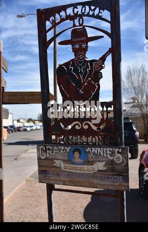 Tombstone, Arizona. USA 12/30/2023. Allen Street. Die Hauptstraße des Grabsteins. Boutiquen, Saloons, Restaurants, Kunstgalerien und Sammlerläden. Stockfoto